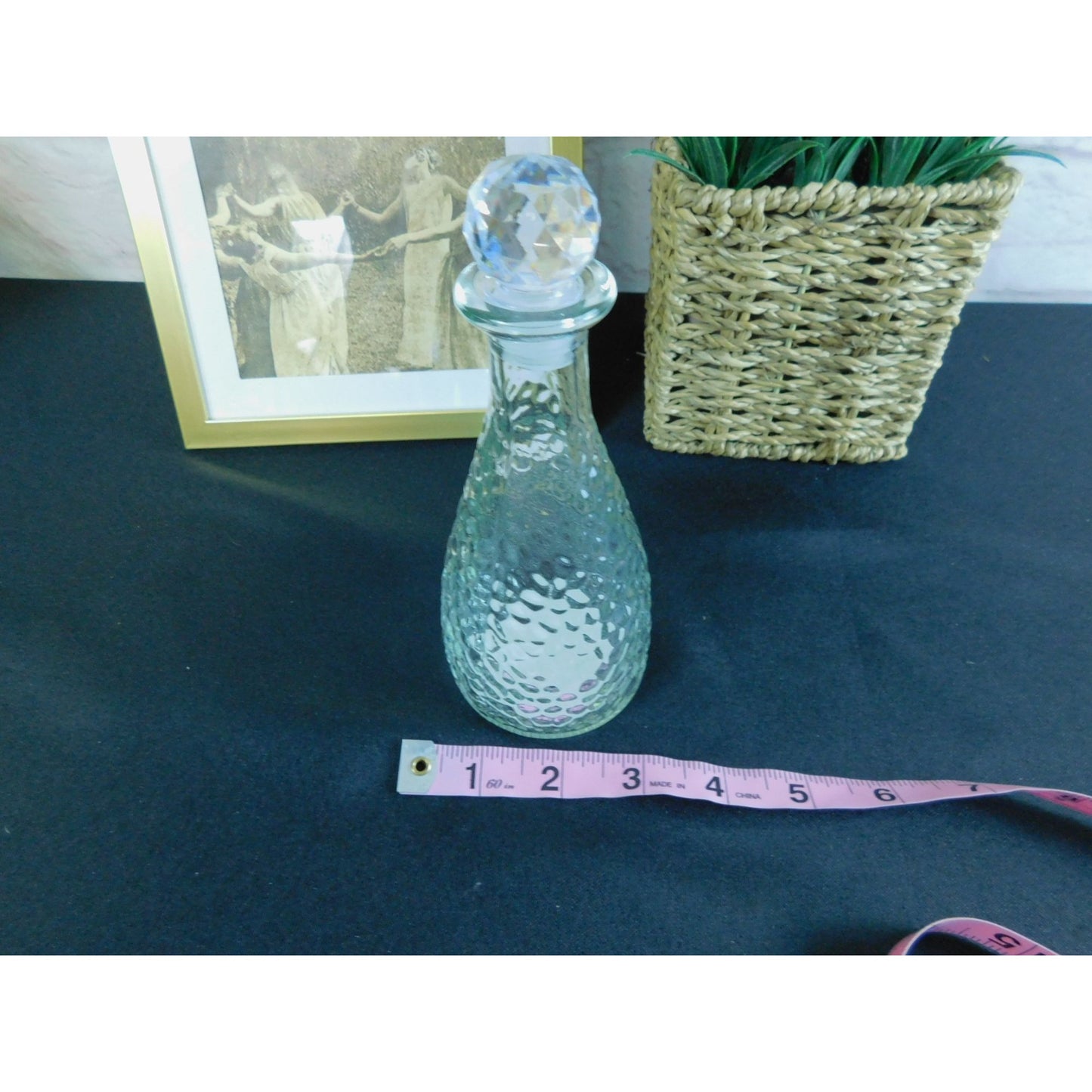 Carafe avec bouchon en verre martelé transparent d'inspiration vintage au design texturé