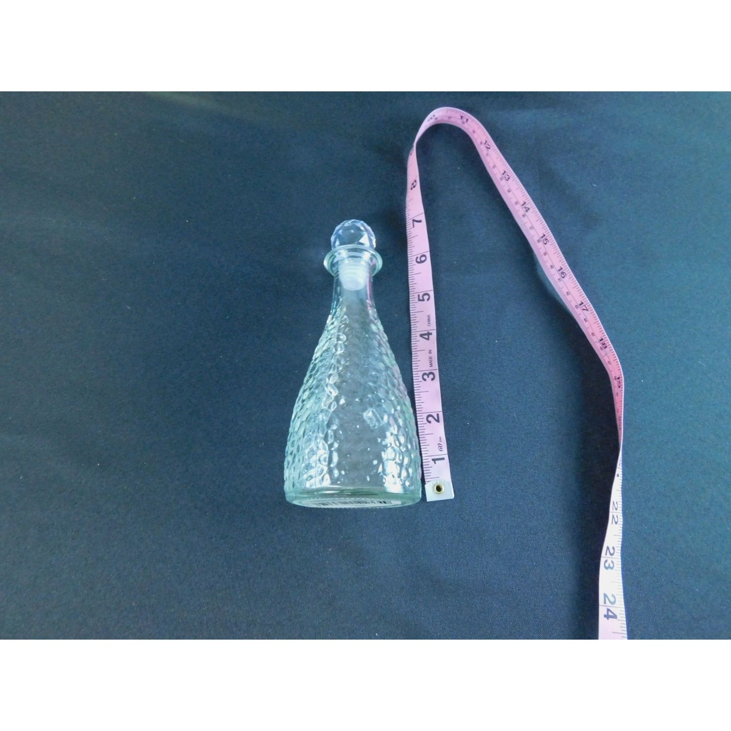 Carafe avec bouchon en verre martelé transparent d'inspiration vintage au design texturé