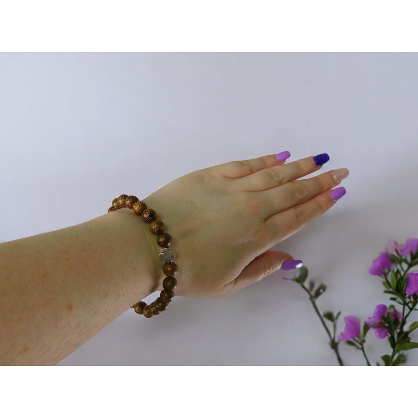Bracelet de perles de prière chrétiennes en perles de bois de 8 mm et croix en métal extensible