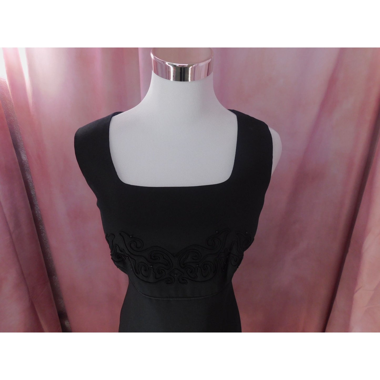 Robe trapèze brodée de perles sans manches de John Roberts, noire, doublée, taille 10