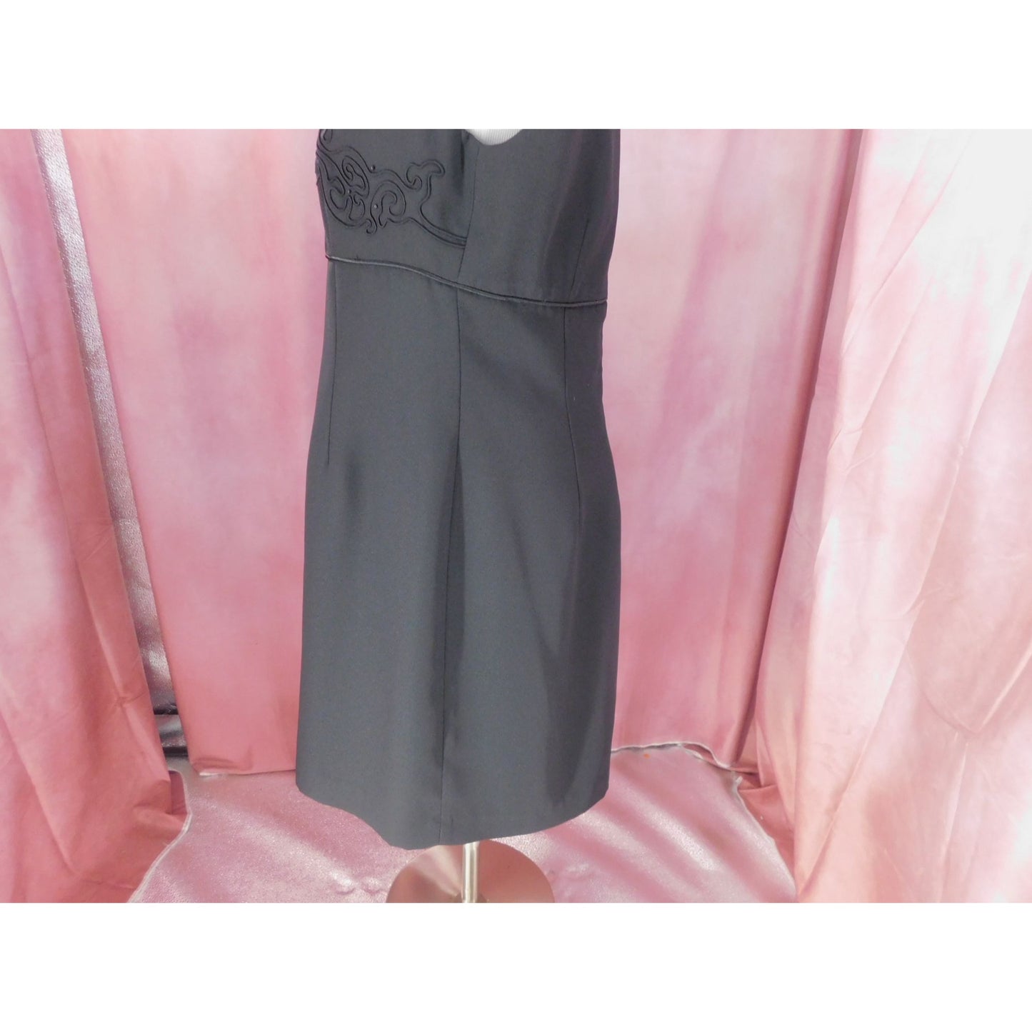 Robe trapèze brodée de perles sans manches de John Roberts, noire, doublée, taille 10