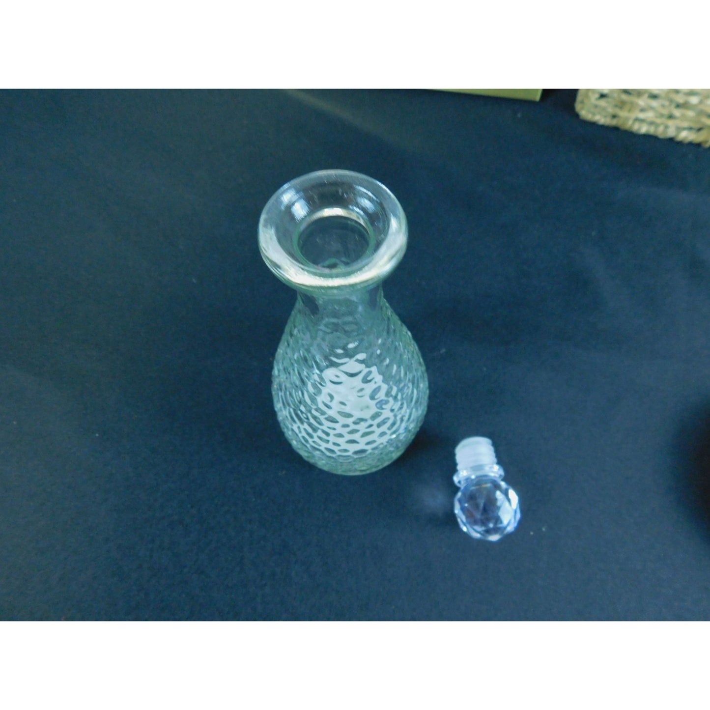 Carafe avec bouchon en verre martelé transparent d'inspiration vintage au design texturé