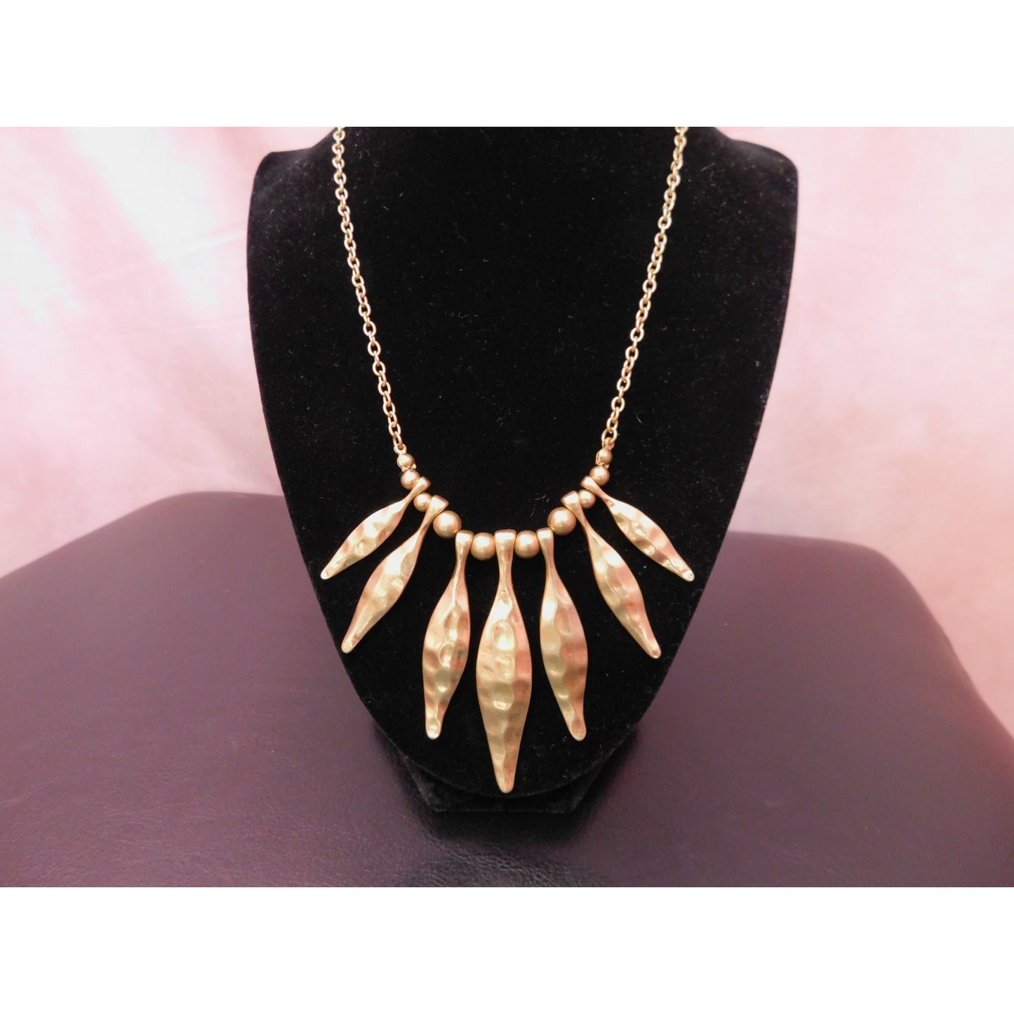 Collier en perles martelées dorées Tanja 16" x 3" RETIRÉ