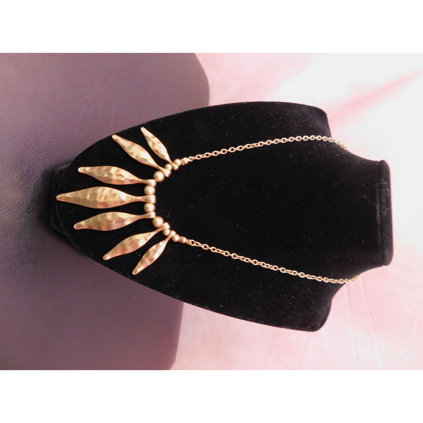 Collier en perles martelées dorées Tanja 16" x 3" RETIRÉ