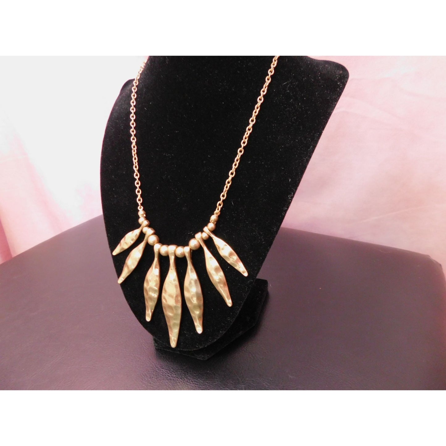 Collier en perles martelées dorées Tanja 16" x 3" RETIRÉ