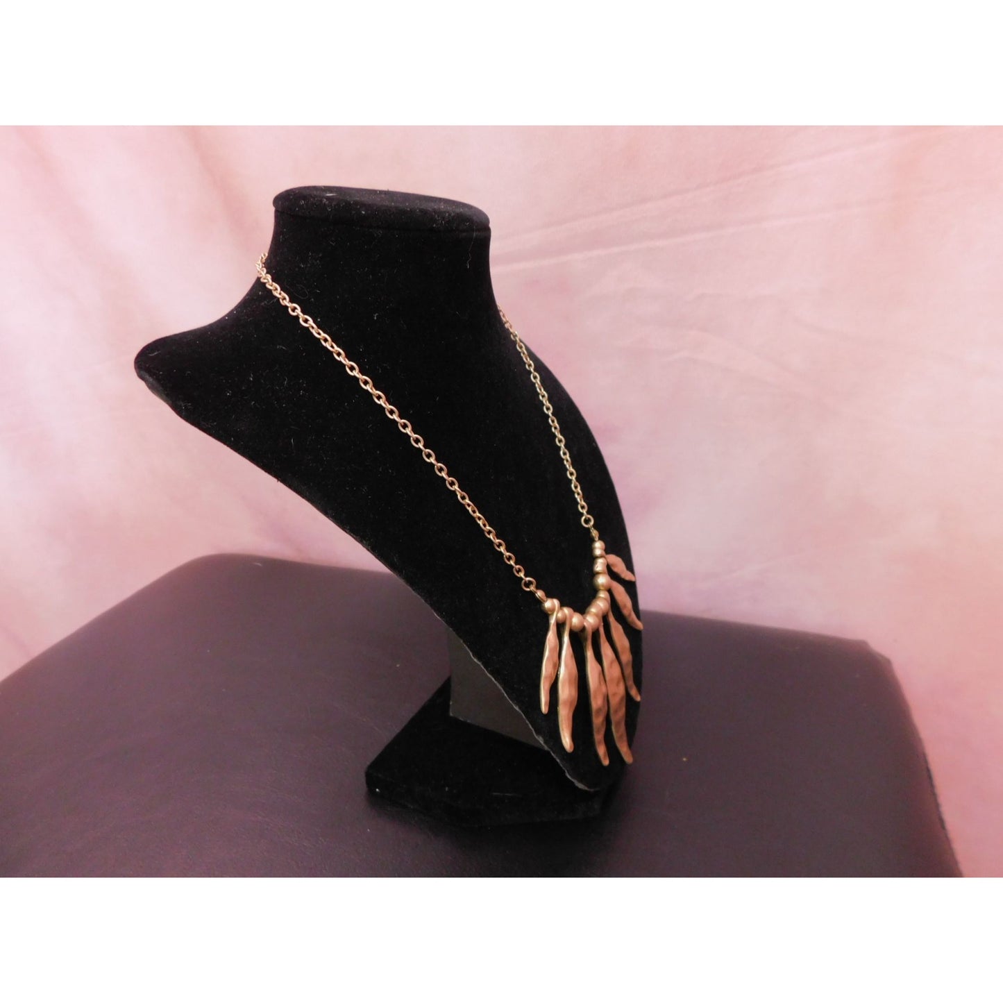 Collier en perles martelées dorées Tanja 16" x 3" RETIRÉ