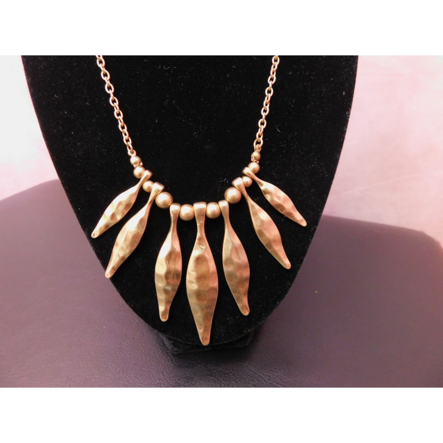 Collier en perles martelées dorées Tanja 16" x 3" RETIRÉ