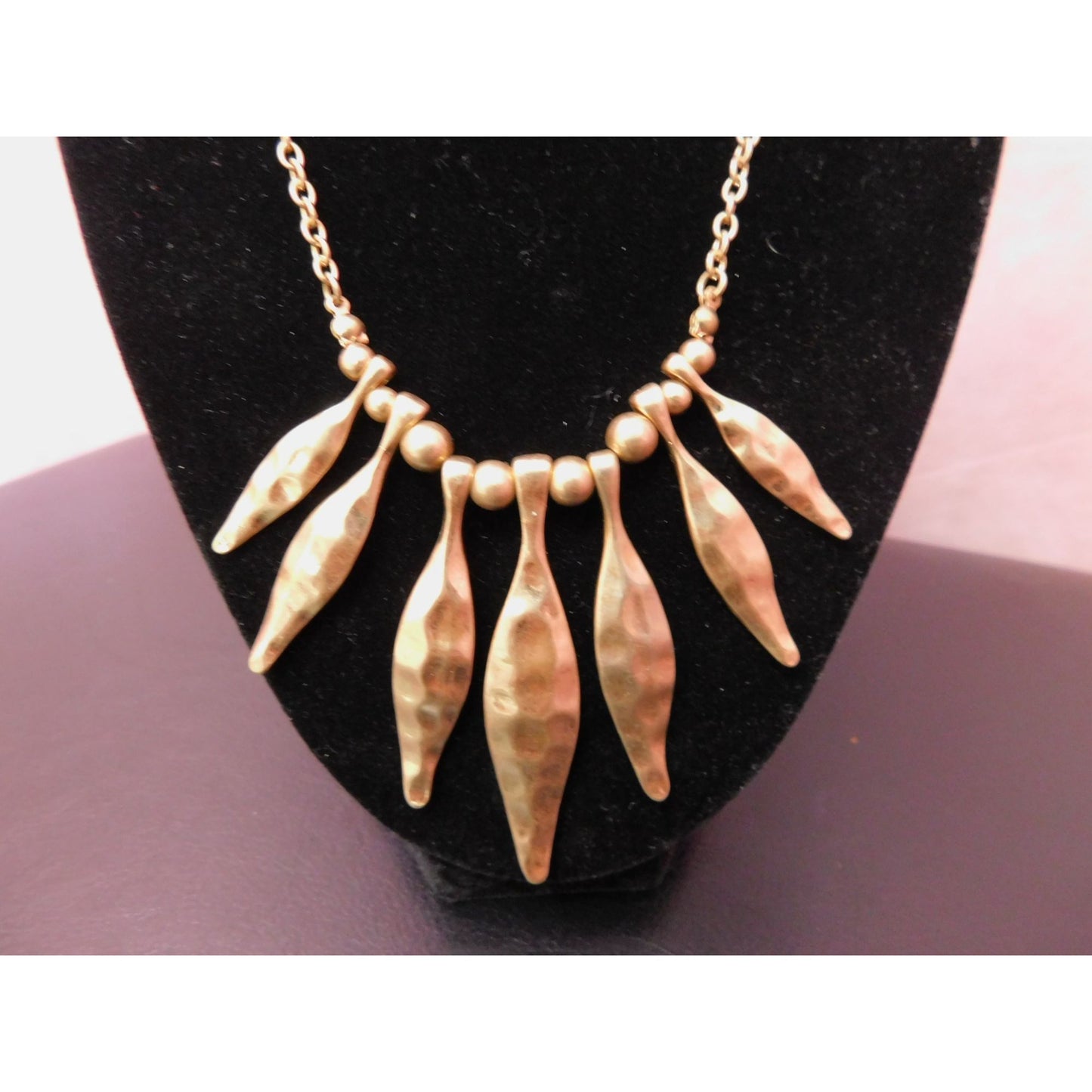Collier en perles martelées dorées Tanja 16" x 3" RETIRÉ