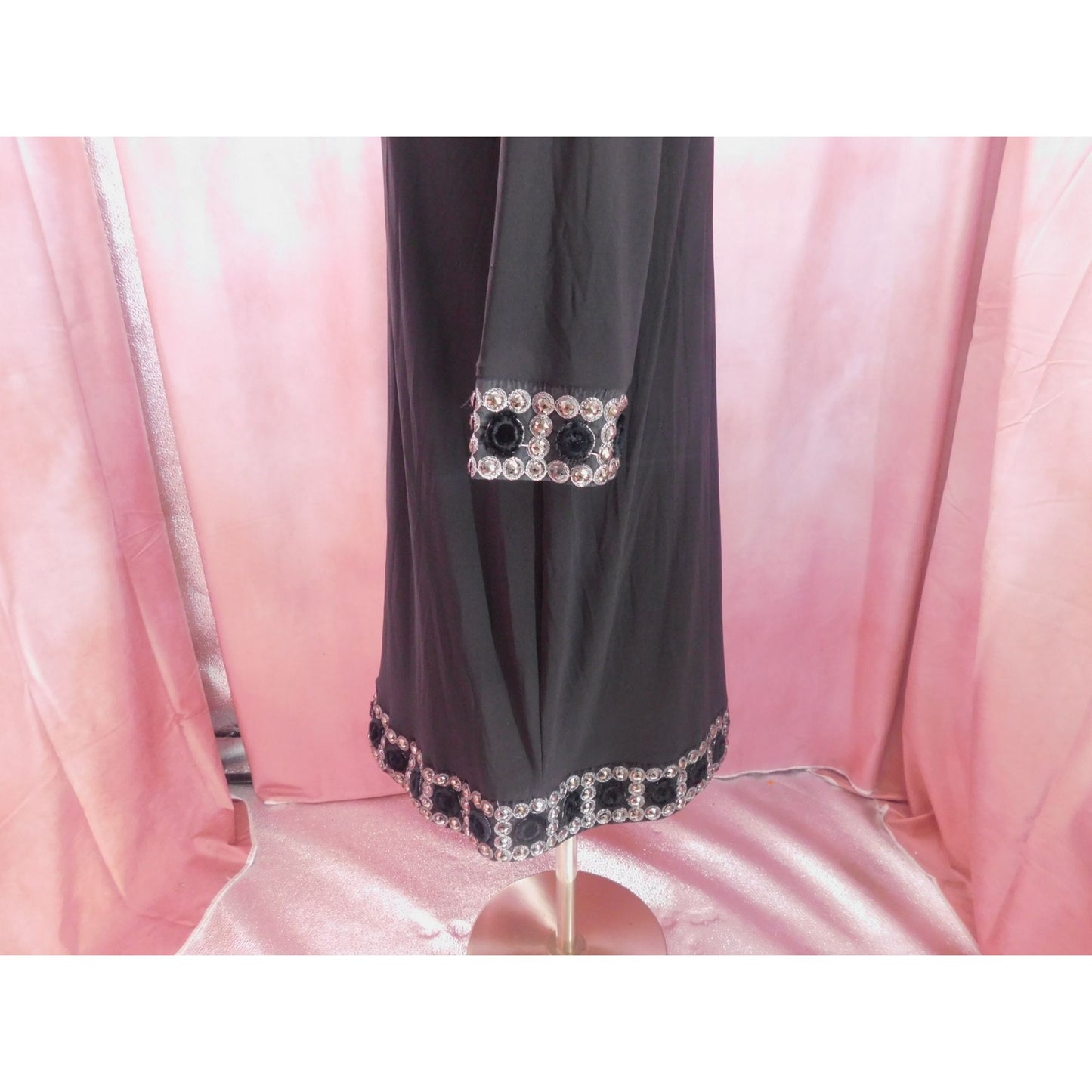 Robe fourreau noire à ourlet orné de perles Tatiana B, taille S