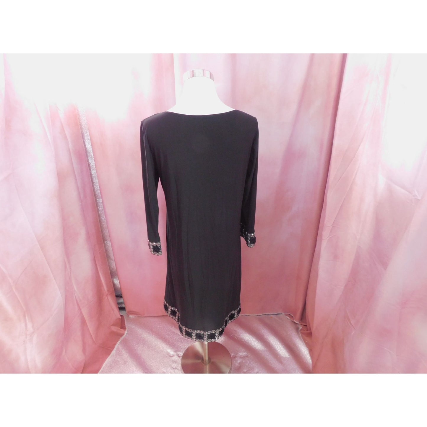Robe fourreau noire à ourlet orné de perles Tatiana B, taille S