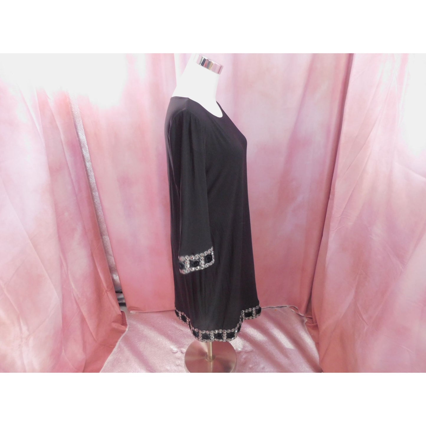 Robe fourreau noire à ourlet orné de perles Tatiana B, taille S