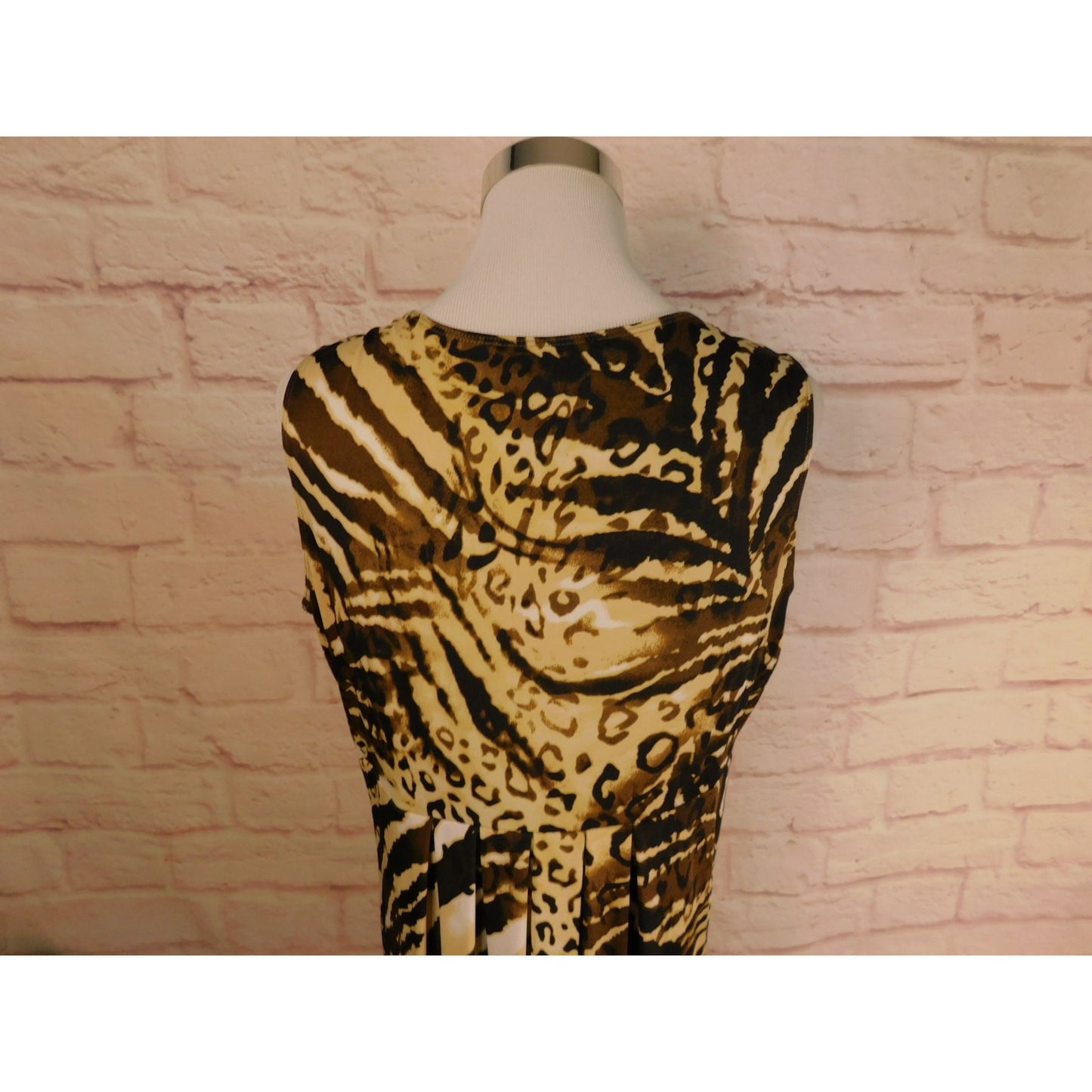 Robe longue à imprimé animal avec collier de perles par Lennie pour Nina Leonard Taille L