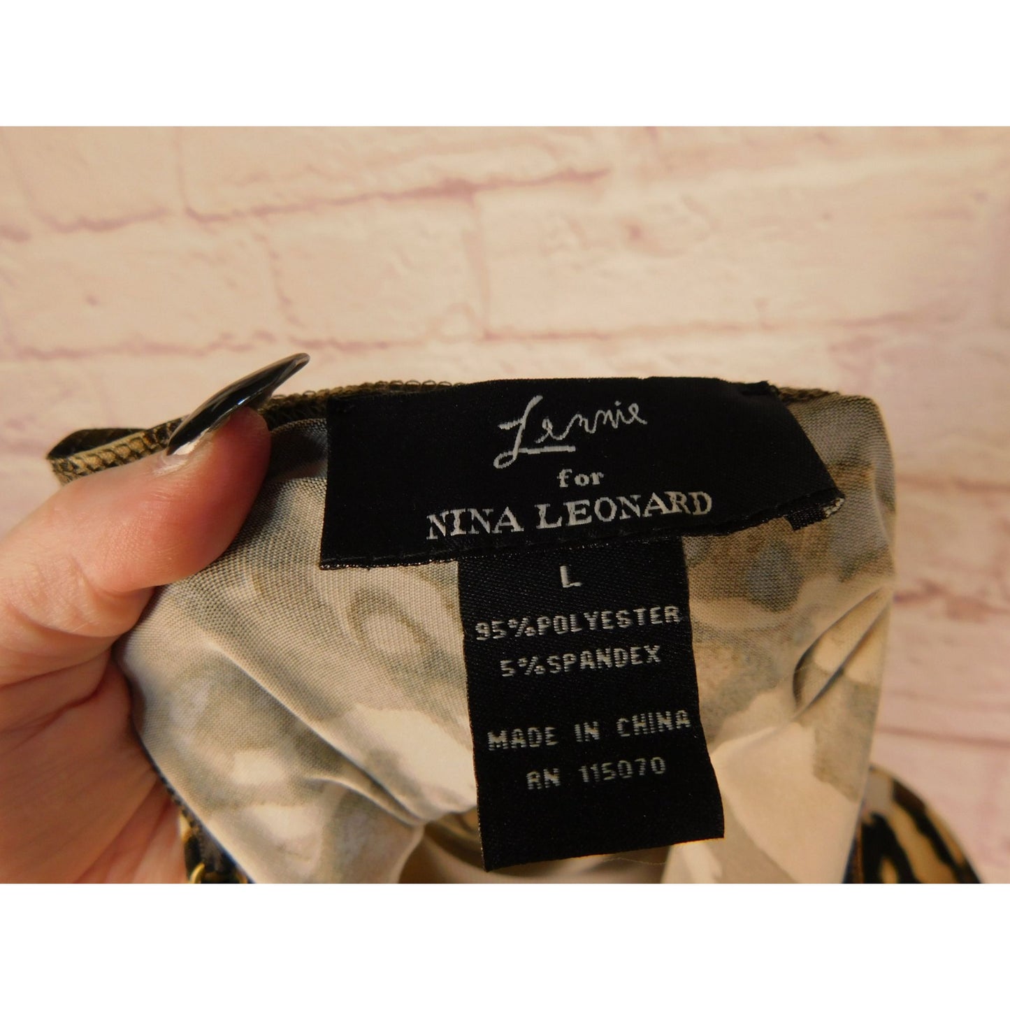 Robe longue à imprimé animal avec collier de perles par Lennie pour Nina Leonard Taille L