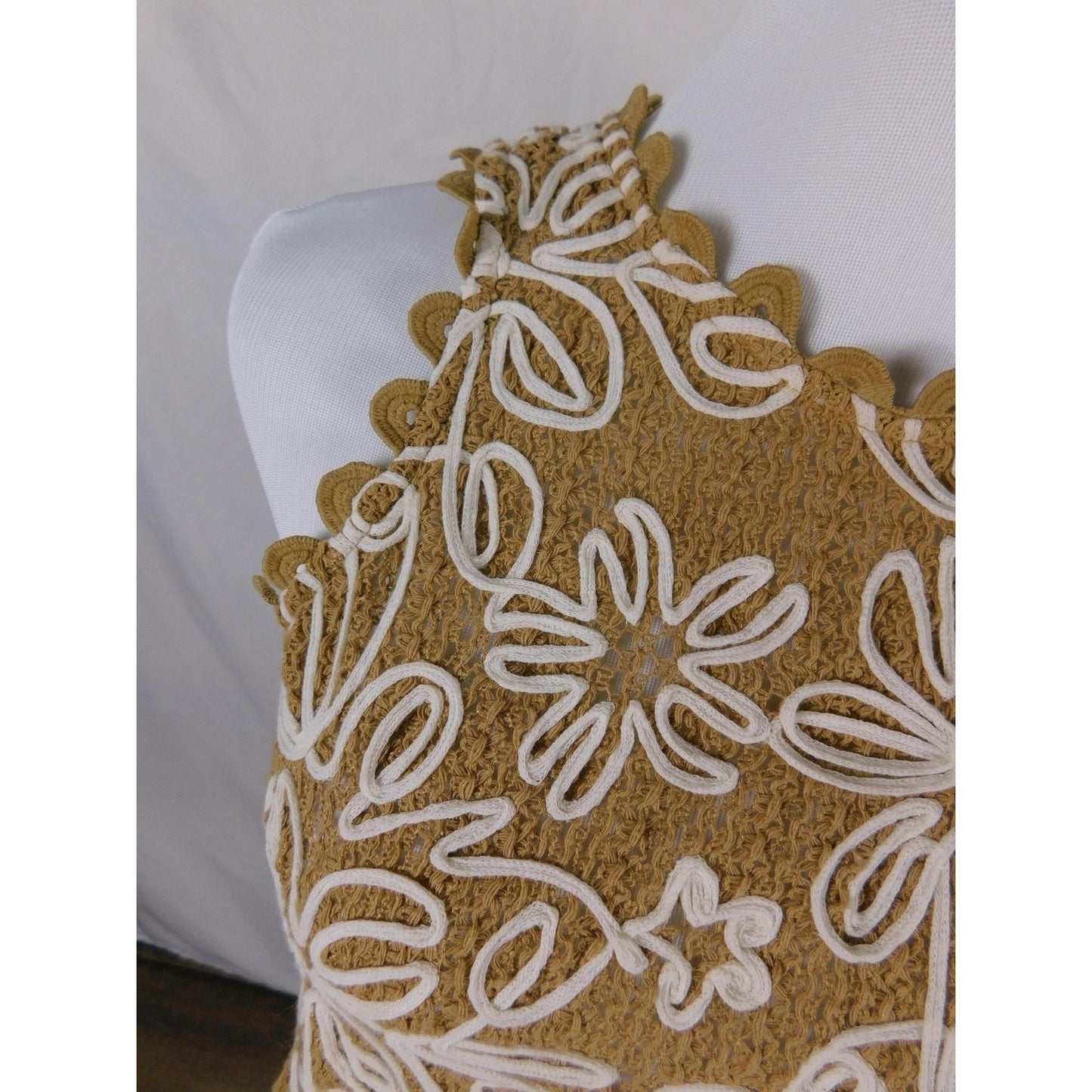 Solitaire Shirt Womens Small Tan White Crochet Floral Sleeveless Boho Top