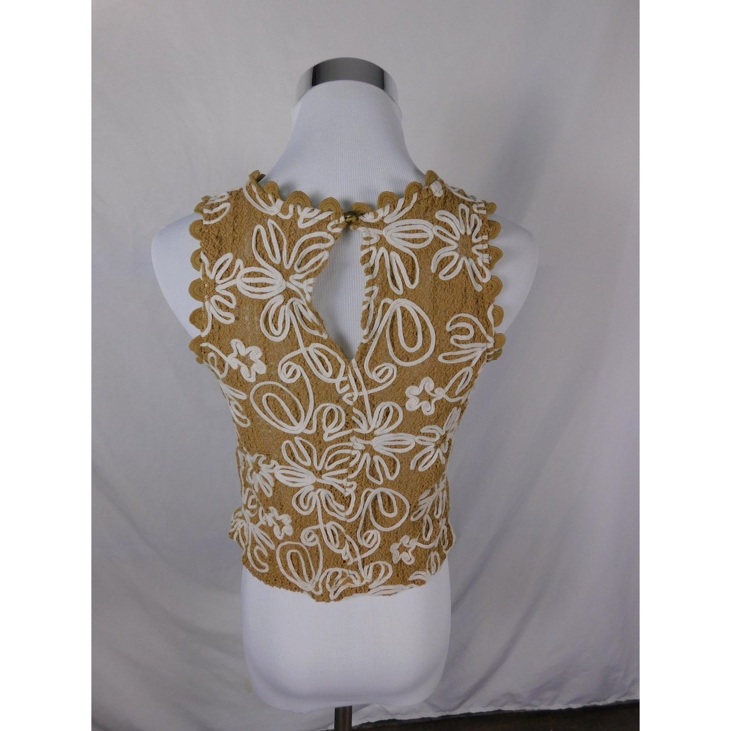 Solitaire Shirt Womens Small Tan White Crochet Floral Sleeveless Boho Top