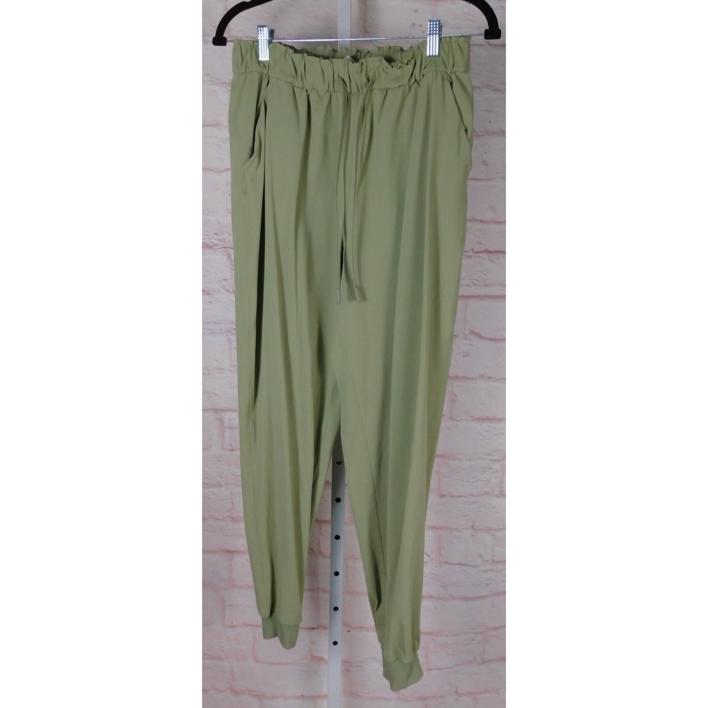 Lululemon Keep Moving Pant Size 8 High-Rise Sage Green with Pockets