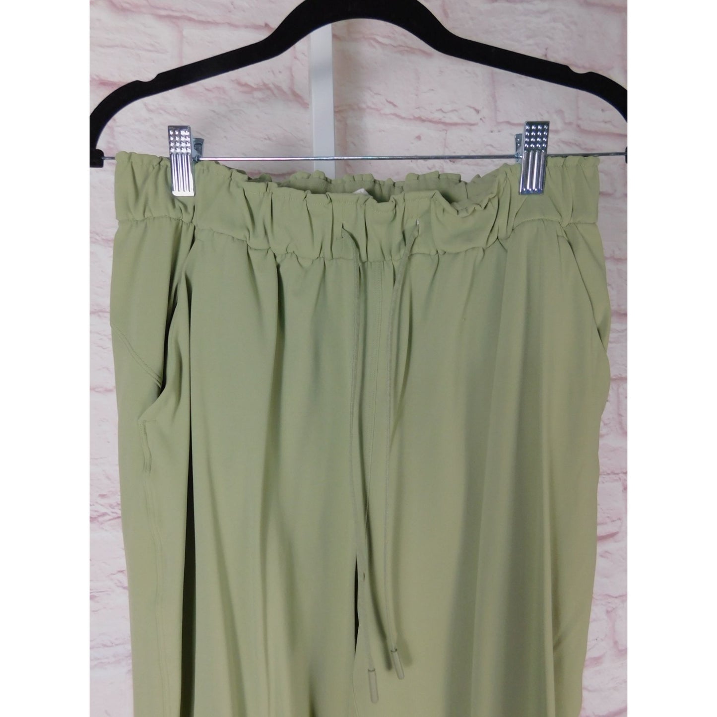 Lululemon Keep Moving Pant Size 8 High-Rise Sage Green with Pockets