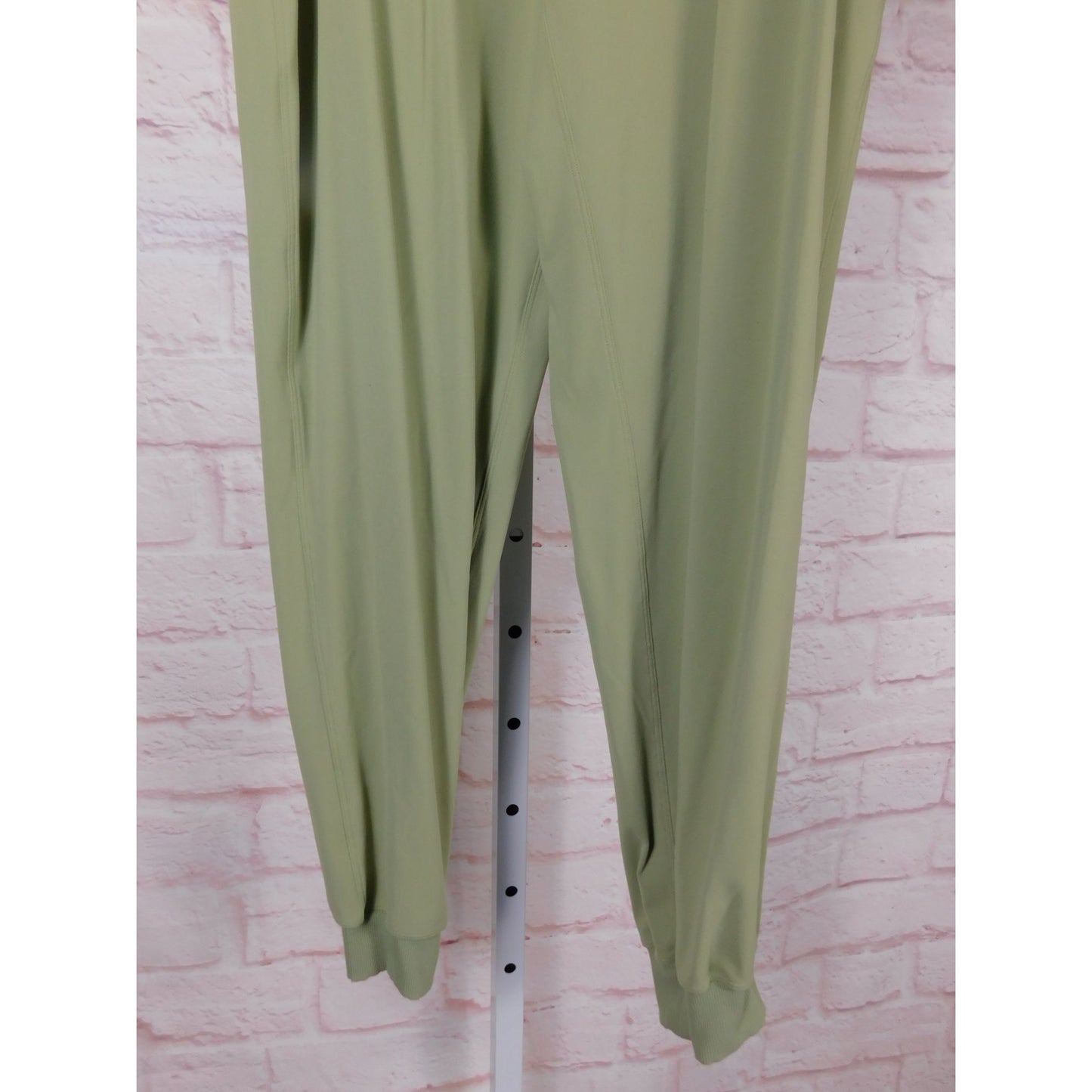 Lululemon Keep Moving Pant Size 8 High-Rise Sage Green with Pockets