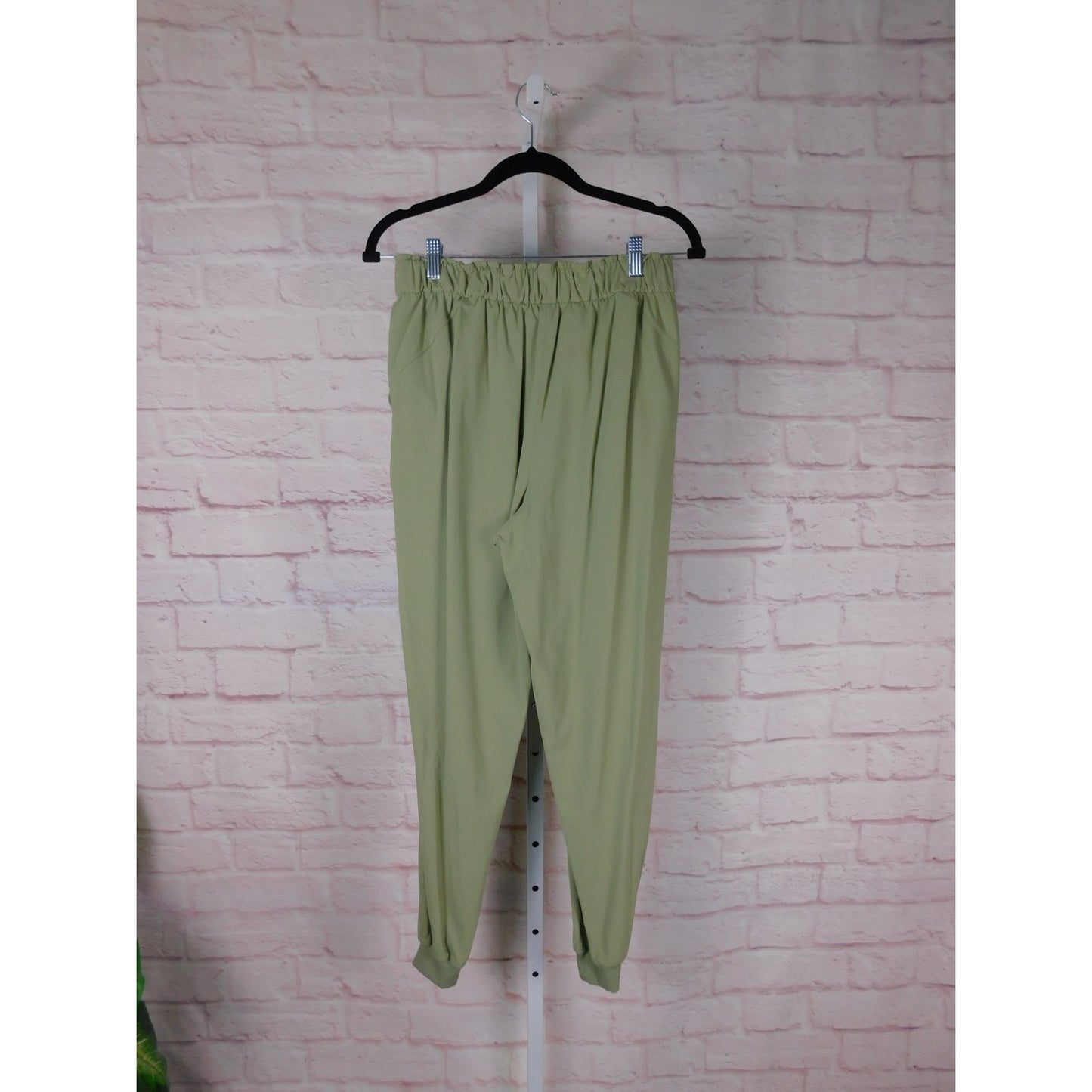 Lululemon Keep Moving Pant Size 8 High-Rise Sage Green with Pockets