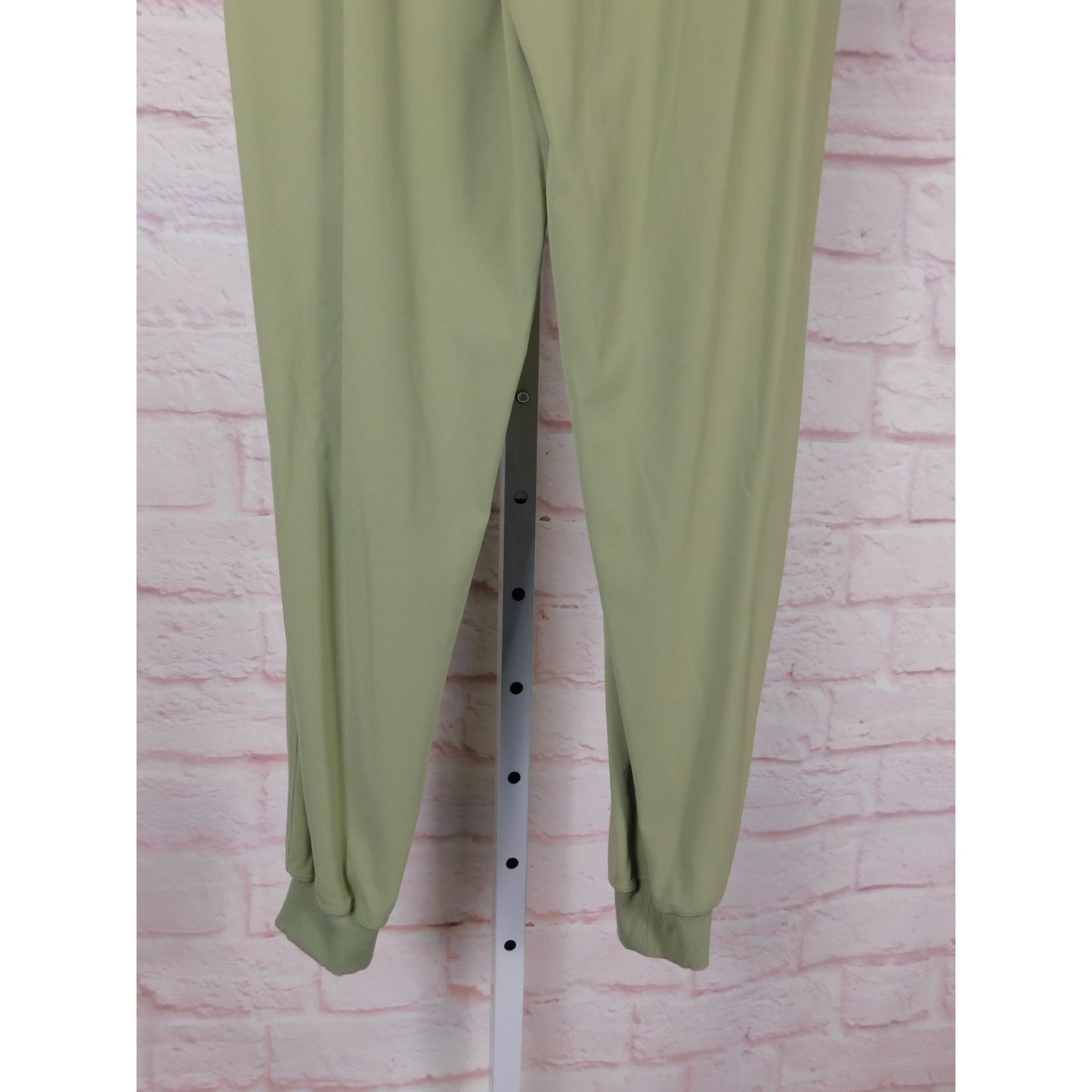 Lululemon Keep Moving Pant Size 8 High-Rise Sage Green with Pockets