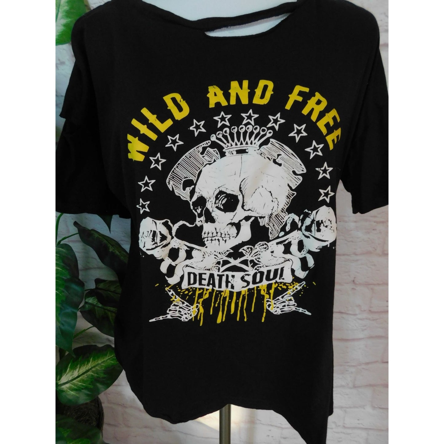 Wild And Free Death Soul Skull Graphic Black T-Shirt Women L Black Cold Shoulder