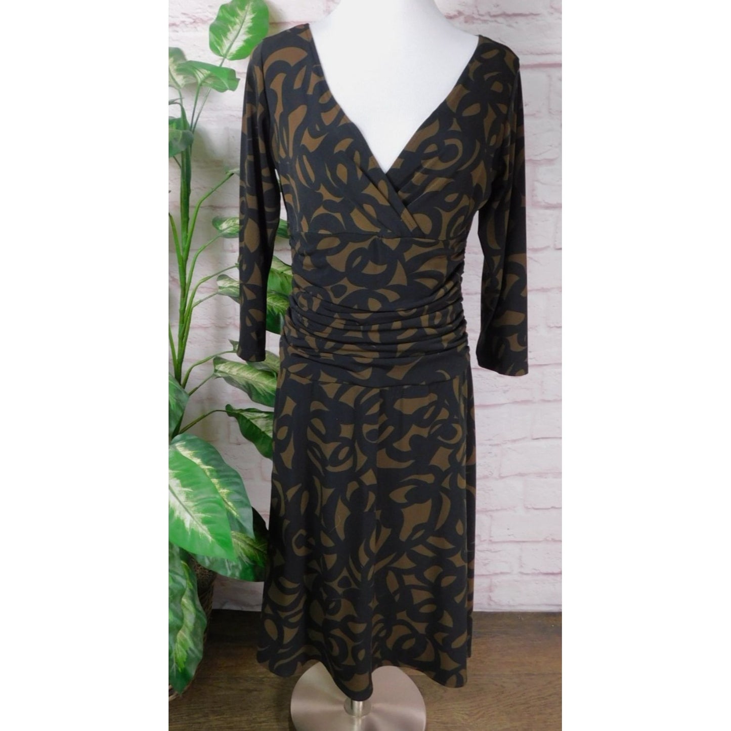 London Times Brown & Black Patterned Dress Size 8 V-Neck 3/4 Sleeves Knee Length