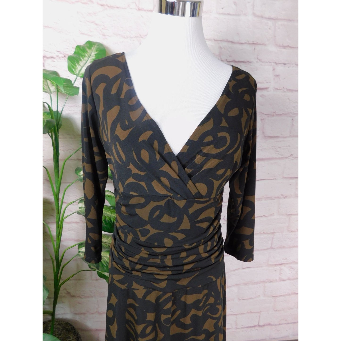 London Times Brown & Black Patterned Dress Size 8 V-Neck 3/4 Sleeves Knee Length