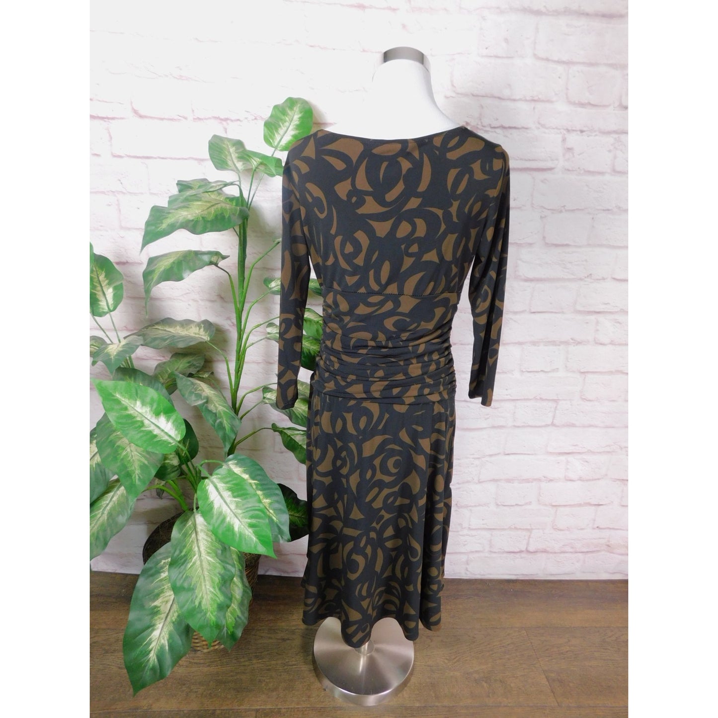 London Times Brown & Black Patterned Dress Size 8 V-Neck 3/4 Sleeves Knee Length